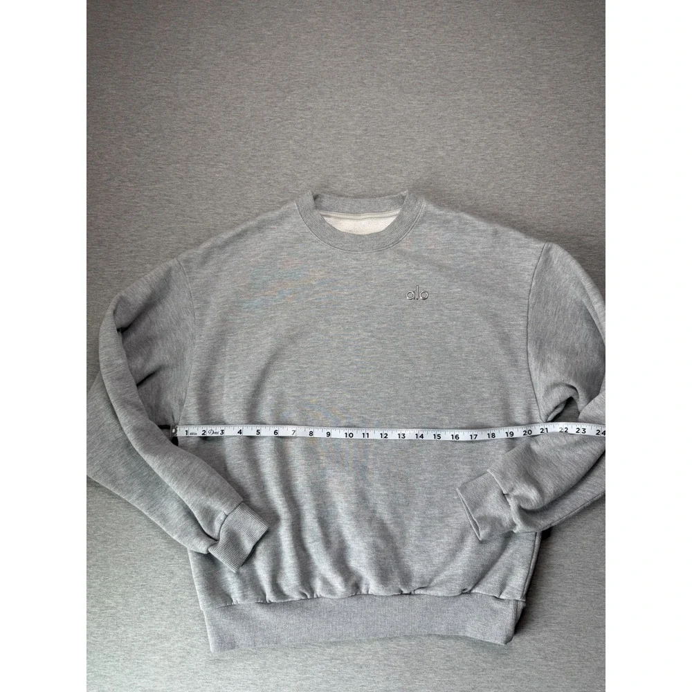 Alo Yoga Accolade Crew Neck Sweatshirt Athletic Heather Grey Chrome Logo